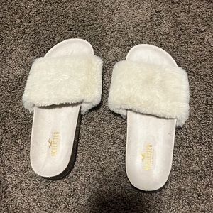 NWOT- hollister womens white slides/flip flops - medium